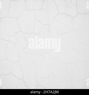 Parete in calcestruzzo fessurato con dettagli elevati ricoperta di cemento. Cemento e calcestruzzo con crepe. Foto Stock