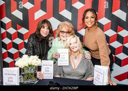 Kate Linder, Patrika Darbo, Eva la Rue a Kimberly Meredith partecipa al Kimberly Meredith Book Launch Event: Wakening to the Fifth Dimension a Wisdome LA, Los Angeles, CA il 20 novembre 2021 Foto Stock