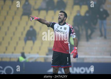 Parma, Italia. 21 Nov 2021. Gianluigi Buffon di Parma Calcio in azione durante la serie BKT 2020/21 tra Parma Calcio e Cosenza Calcio allo Stadio Tardini il 21 novembre 2021 a Parma Photo ReportterTorino Credit: Independent Photo Agency/Alamy Live News Foto Stock