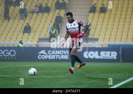 Parma, Italia. 21 Nov 2021. Gianluigi Buffon di Parma Calcio in azione durante la serie BKT 2020/21 tra Parma Calcio e Cosenza Calcio allo Stadio Tardini il 21 novembre 2021 a Parma Photo ReportterTorino Credit: Independent Photo Agency/Alamy Live News Foto Stock