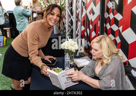 Kimberly Meredith firma il libro per Eva la Rue al Kimberly Meredith Book Launch Event: Wakening to the Fifth Dimension at Wisdome LA, Los Angeles, CA on November 20, 2021 Foto Stock