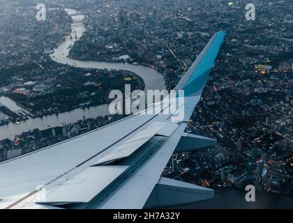 La vista del fiume serpente Tamigi a Londra da un posto a sedere in una finestra in un aereo che arriva a atterrare all'aeroporto di Heathrow. Foto Stock