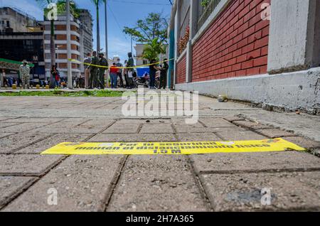 Caracas, Miranda, Venezuela. 21 Nov 2021. Domenica 21 novembre, i venezuelani votano nelle elezioni statali e municipali, dove saranno eletti 23 governatori e 335 sindaci, oltre ai legislatori e ai consiglieri regionali. In questa occasione, una parte dell'opposizione ha partecipato alle elezioni. (Credit Image: © Jimmy Villalta/ZUMA Press Wire) Foto Stock