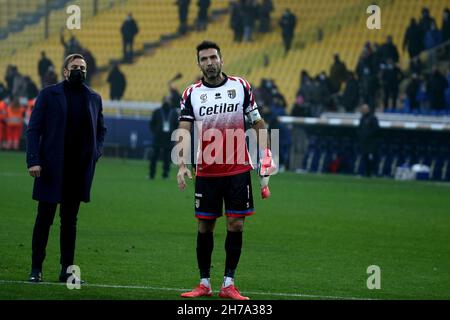 Parma, Italia. 21 Nov 2021. Gianluigi Buffon di Parma Calcio in azione durante la serie BKT 2020/21 tra Parma Calcio e Cosenza Calcio allo Stadio Tardini il 21 novembre 2021 a Parma Photo ReportterTorino Credit: Independent Photo Agency/Alamy Live News Foto Stock