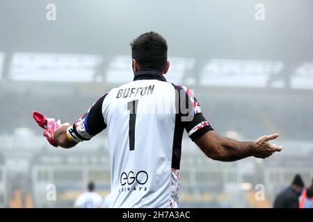 Parma, Italia. 21 Nov 2021. Gianluigi Buffon di Parma Calcio in azione durante la serie BKT 2020/21 tra Parma Calcio e Cosenza Calcio allo Stadio Tardini il 21 novembre 2021 a Parma Photo ReportterTorino Credit: Independent Photo Agency/Alamy Live News Foto Stock