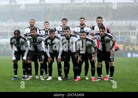 Parma, Italia. 21 Nov 2021. Team di Parma Calcio in azione durante la serie BKT 2020/21 partita tra Parma Calcio e Cosenza Calcio allo Stadio Tardini il 21 novembre 2021 a Parma Photo ReportterTorino Credit: Independent Photo Agency/Alamy Live News Foto Stock