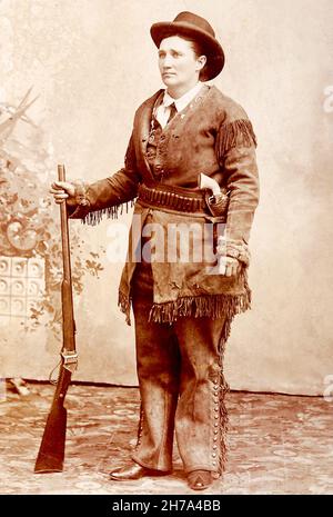 Calamity Jane di C.E. Finn - una prima immagine di Jane, vestita in pelle d'cintura e con un fucile Sharps e un revolver sulla sua anca. Foto Stock