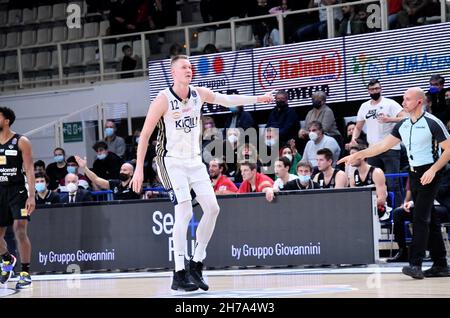 Trento, Italia. 21 Nov 2021. Robin Benzing (Fortitudo Kigili Bologna) durante Dolomiti energia Trentino vs Fortitudo Kigili Bologna, Campionato Italiano di Basket a Serie a Trento, Italia, Novembre 21 2021 Credit: Agenzia fotografica indipendente/Alamy Live News Foto Stock