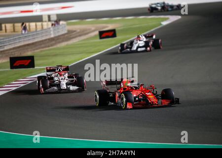 Doha, Qatar. 21 Nov 2021. # 16 Charles Leclerc (MON, Scuderia Ferrari Mission Winnow), # 7 Kimi Raikkonen (fin, Alfa Romeo Racing ORLEN), Gran Premio di F1 del Qatar al Losail International Circuit il 21 novembre 2021 a Doha, Qatar. (Foto di HOCH ZWEI) Credit: dpa/Alamy Live News Foto Stock