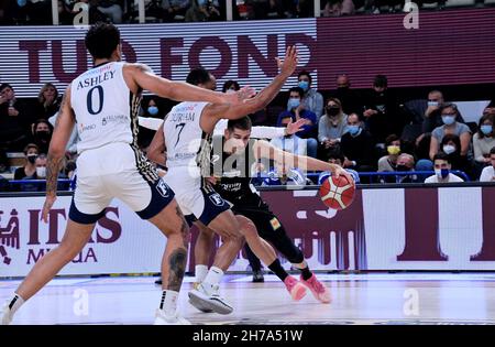 Trento, Italia. 21 Nov 2021. Diego Flaccadori (Dolomiti energia Trentino) durante le Dolomiti energia Trentino vs Fortitudo Kigili Bologna, Campionato Italiano di Basket a Serie a Trento, Italia, Novembre 21 2021 Credit: Agenzia fotografica indipendente/Alamy Live News Foto Stock