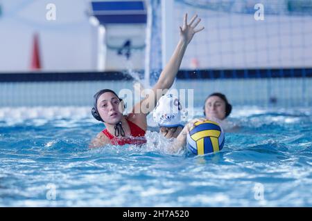 Roma, Italia. 21 Nov 2021. S. Avegno (SIS Roma) durante Lille UC vs SIS Roma, Waterpolo Eurolague Women match a Roma, Italia, Novembre 21 2021 Credit: Independent Photo Agency/Alamy Live News Foto Stock