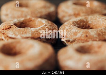 Bellissimi bagel e pani di zenzero su uno sfondo marrone Foto Stock