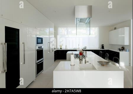 Cucina moderna completa con elettrodomestici e grande finestra Foto Stock