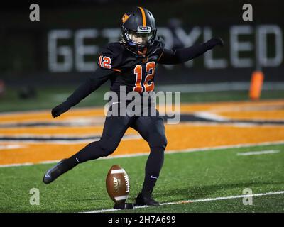 19 novembre 2021: Ryle kicker Summer Denigan si scalda prima di una partita di football delle scuole superiori del Kentucky tra i Ryle Raiders (Union, KY) e i Trinity Shamrock (Louisville, KY) alla Larry A. Ryle High School in Union, KY. Kevin Schultz/CSM Foto Stock