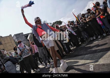 Non esclusiva: Un membro della comunità transgender partecipa a una manifestazione contro la transfobia e ha chiesto giustizia per il durin trans femicidi Foto Stock