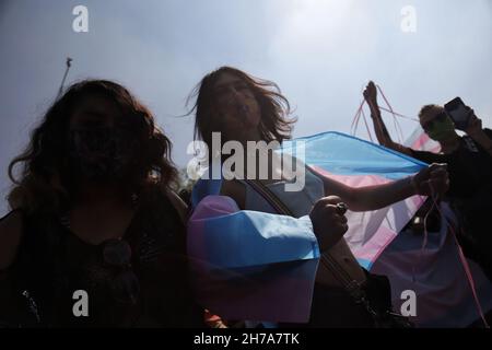 Non esclusiva: Un membro della comunità transgender partecipa a una manifestazione contro la transfobia e ha chiesto giustizia per il durin trans femicidi Foto Stock