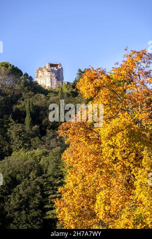 Tour Magen o Grande Torre in autunno, Nîmes, nel sud della Francia Foto Stock