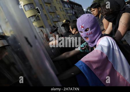 Non esclusiva: Un membro della comunità transgender partecipa a una manifestazione contro la transfobia e ha chiesto giustizia per il durin trans femicidi Foto Stock