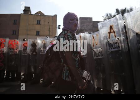 Non esclusiva: Un membro della comunità transgender partecipa a una manifestazione contro la transfobia e ha chiesto giustizia per il durin trans femicidi Foto Stock