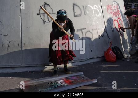 Non esclusiva: Un membro della comunità transgender partecipa a una manifestazione contro la transfobia e ha chiesto giustizia per il durin trans femicidi Foto Stock