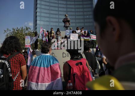 Non esclusiva: Un membro della comunità transgender partecipa a una manifestazione contro la transfobia e ha chiesto giustizia per il durin trans femicidi Foto Stock