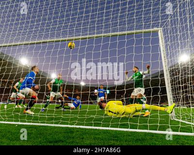 Hampden Park, Glasgow, Regno Unito. 21 Nov 2021. La semifinale della Scottish Premier Sports League Cup, Rangers Versus Hibernian: Martin Boyle of Hibernian segna il traguardo di apertura nel 9° minuto Credit: Action Plus Sports/Alamy Live News Foto Stock