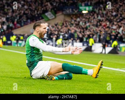 Hampden Park, Glasgow, Regno Unito. 21 Nov 2021. Semifinale della Scottish Premier Sports League Cup, Rangers Versus Hibernian: Martin Boyle of Hibernian festeggia dopo aver segnato il traguardo di apertura nel 9° minuto Credit: Action Plus Sports/Alamy Live News Foto Stock