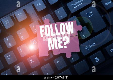 Didascalia di testo che presenta domanda Follow Me. Business showcase andare o venire dopo persona o cosa procedere avanti digitando descrizioni di immagini e parole chiave Foto Stock