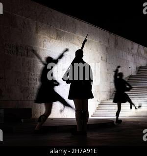 Atene, Grecia. Novembre 2021. Gli Evzones cambiano la guardia di fronte alla tomba del soldato sconosciuto presso l'edificio del parlamento greco Foto Stock
