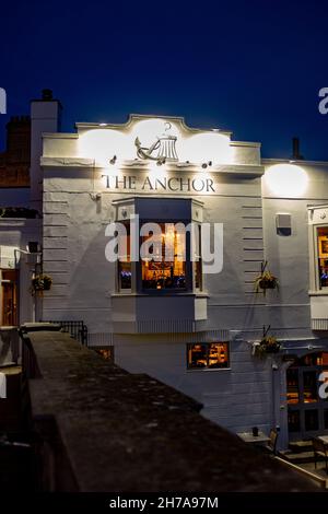 L'esterno dell'Anchor Pub sulla riva del fiume Cam nella città di Cambridge. Catturato prima sera, novembre 2021 Foto Stock