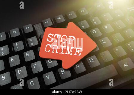 Cartello con la scritta Stop Crime. Idea di business lo sforzo o tentativo di ridurre e scoraggiare il crimine e i criminali che redigitando dati del foglio di lavoro vecchio, la tipizzazione di Abstract Foto Stock