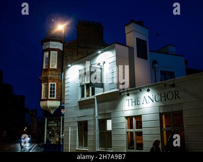 L'esterno dell'Anchor Pub sulla riva del fiume Cam nella città di Cambridge. Catturato prima sera, novembre 2021 Foto Stock