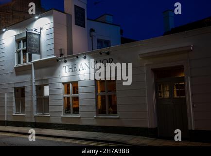 L'esterno dell'Anchor Pub sulla riva del fiume Cam nella città di Cambridge. Catturato prima sera, novembre 2021 Foto Stock