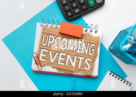 Firma che mostra gli eventi imminenti. Parola per cosa che accadrà o si svolgerà presto occasione pianificata calcolando le spese Budgeting idee Math Foto Stock