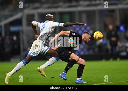 Milano Skriniar (Inter) Victor Osimhen (Napoli) durante la partita italiana 'spirie A' tra l'Inter 3-2 Napoli allo Stadio Giuseppe Meazza il 21 novembre 2021 a Milano. Credit: Maurizio Borsari/AFLO/Alamy Live News Foto Stock