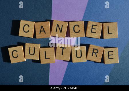 Annulla Cultura, parole in lettere in legno alfabeto isolato sullo sfondo Foto Stock