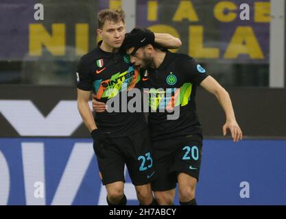 Stadio San Siro, Milano, Italia. 21 Nov 2021. Serie A Football League, Inter Milan Versus Napoli; Hakan Calhanoglu di Inter festeggia dopo aver segnato per 1 - 1 nel 25 minuti credito: Action Plus Sports/Alamy Live News Foto Stock