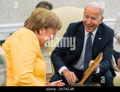 WASHINGTON DC, USA - 15 luglio 2021 - il Presidente Joe Biden incontra in privato la cancelliera tedesca Angela Merkel giovedì 15 luglio 2021 nell'Oval O. Foto Stock