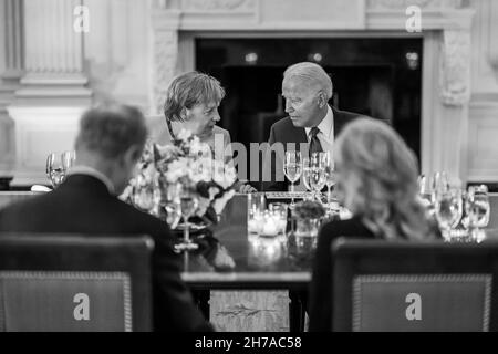 WASHINGTON DC, USA - 15 luglio 2021 - il presidente Joe Biden parla con la cancelliera tedesca Angela Merkel durante una cena in onore del cancelliere Foto Stock
