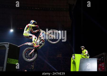 Barcellona, Spagna. 21 novembre 2021; Palau Sant Jordi, Barcellona, Spagna: FIM X-Trial World Championships; Adam Raga (ESP, TRRS) in azione durante il Barcelona solo Moto Trial indoor al Palau Sant Jordi Credit: Action Plus Sports Images/Alamy Live News Foto Stock