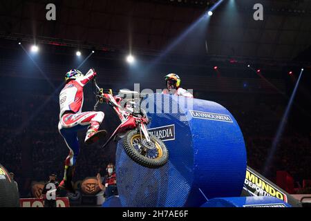 Barcellona, Spagna. 21 novembre 2021; Palau Sant Jordi, Barcellona, Spagna: FIM X-Trial World Championships; Matteo Grattarola (ITA, Beta) in azione durante il Barcelona solo Moto Trial indoor al Palau Sant Jordi Credit: Action Plus Sports Images/Alamy Live News Foto Stock