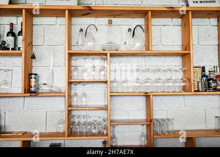 29 maggio 2021, Yehegnadzor, Armenia: Scaffale al bar in cantina con decanter e bicchieri vuoti Foto Stock