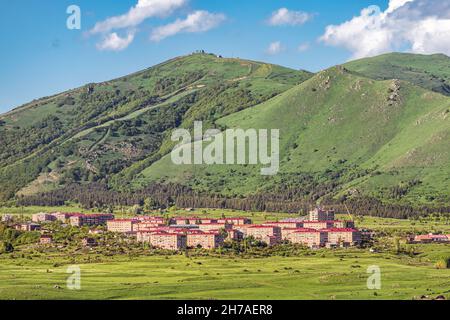 Area suburbana di una famosa località di villeggiatura di Jermuk su una riva del lago artificiale di Kechut in Armenia, situata in un'area ecologica e pittoresca di Suburban di A. Foto Stock