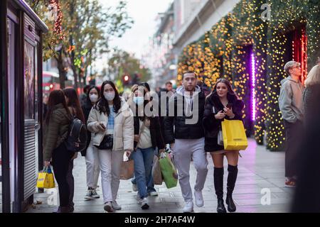 Londra, Regno Unito. 21 Nov 2021. La gente ha visto indossare maschere facciali e portare borse shopping a Londra. (Foto di Belinda Jiao/SOPA Images/Sipa USA) Credit: Sipa USA/Alamy Live News Foto Stock