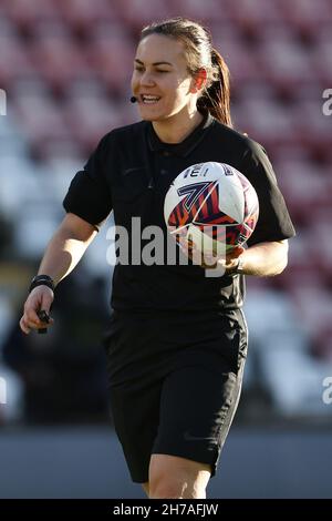 Leigh, Regno Unito. 21 Nov 2021. L'arbitro Emily Heaslip durante la partita fa Women's Super League al Leigh Sports Village, Leigh. Il credito dell'immagine dovrebbe leggere: Darren Staples/Sportimage Credit: Sportimage/Alamy Live News Foto Stock