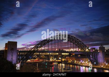 Ponte Tyne, che collega Gateshead e Newcastle, visto dal Sage a Gateshead al tramonto Foto Stock