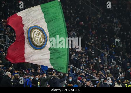 Milano, Italia. 21 Nov 2021. La bandiera FC Inter durante Inter - FC Internazionale vs SSC Napoli, Campionato italiano di calcio A partita a Milano, Italia, Novembre 21 2021 Credit: Independent Photo Agency/Alamy Live News Foto Stock