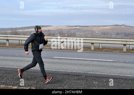 Kramatorsk, Ucraina. 21 Nov 2021. Un runner è visto in azione durante la maratona patriottica. Il 7 novembre una compagnia postale e corriere privata Ucraina Nova Poshta ha lanciato a New York (regione di Donetsk, Ucraina) una “maratona che nessuno vuole correre” a meno di un miglio dalla prima linea. Una maratona mira a ricordare al mondo che la guerra in Ucraina è ancora in corso. Qualsiasi corridore al mondo può partecipare alla maratona e correre in qualsiasi momento e su qualsiasi distanza, indipendentemente dalla località. (Foto di Andriy Andriyenko/SOPA Images/Sipa USA) Credit: Sipa USA/Alamy Live News Foto Stock