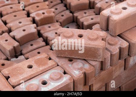 Giardino Palisade confine Brick marciapiede in negozio su pallet. Decorare Palisade prato bordo pianta blocco di calcestruzzo con cilindri per esterno Path Garden Foto Stock