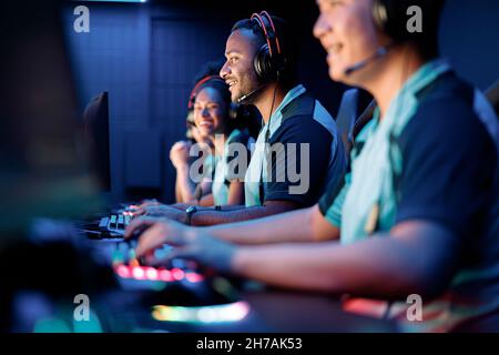 Squadra professionale che gioca a eSport gioco sul computer in internet club Foto Stock